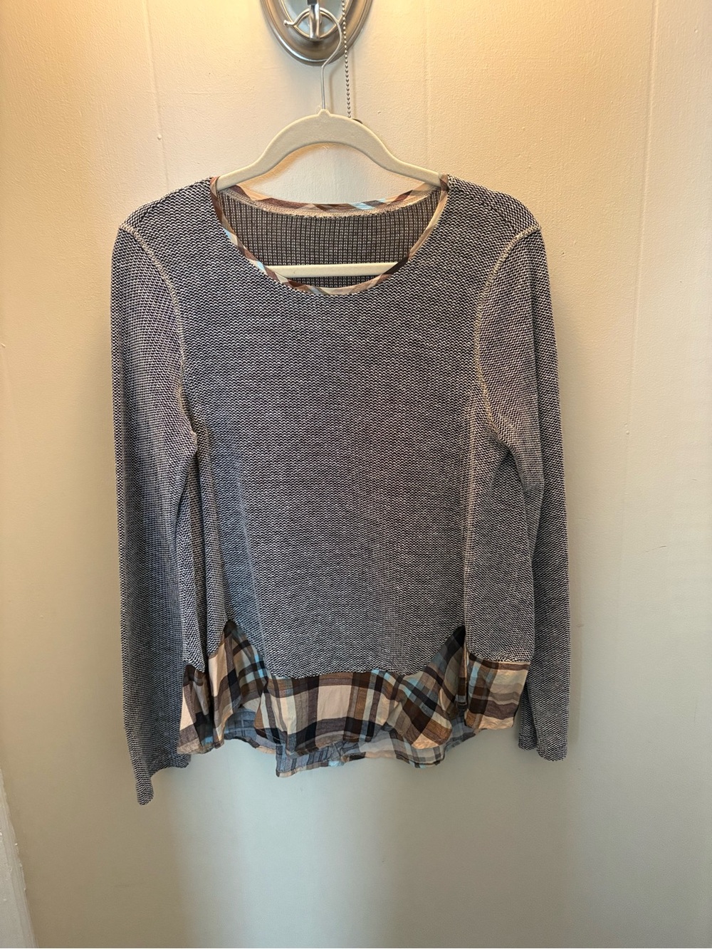 CUTE B/W Knit Pullover with Contrasting Plaid Hem